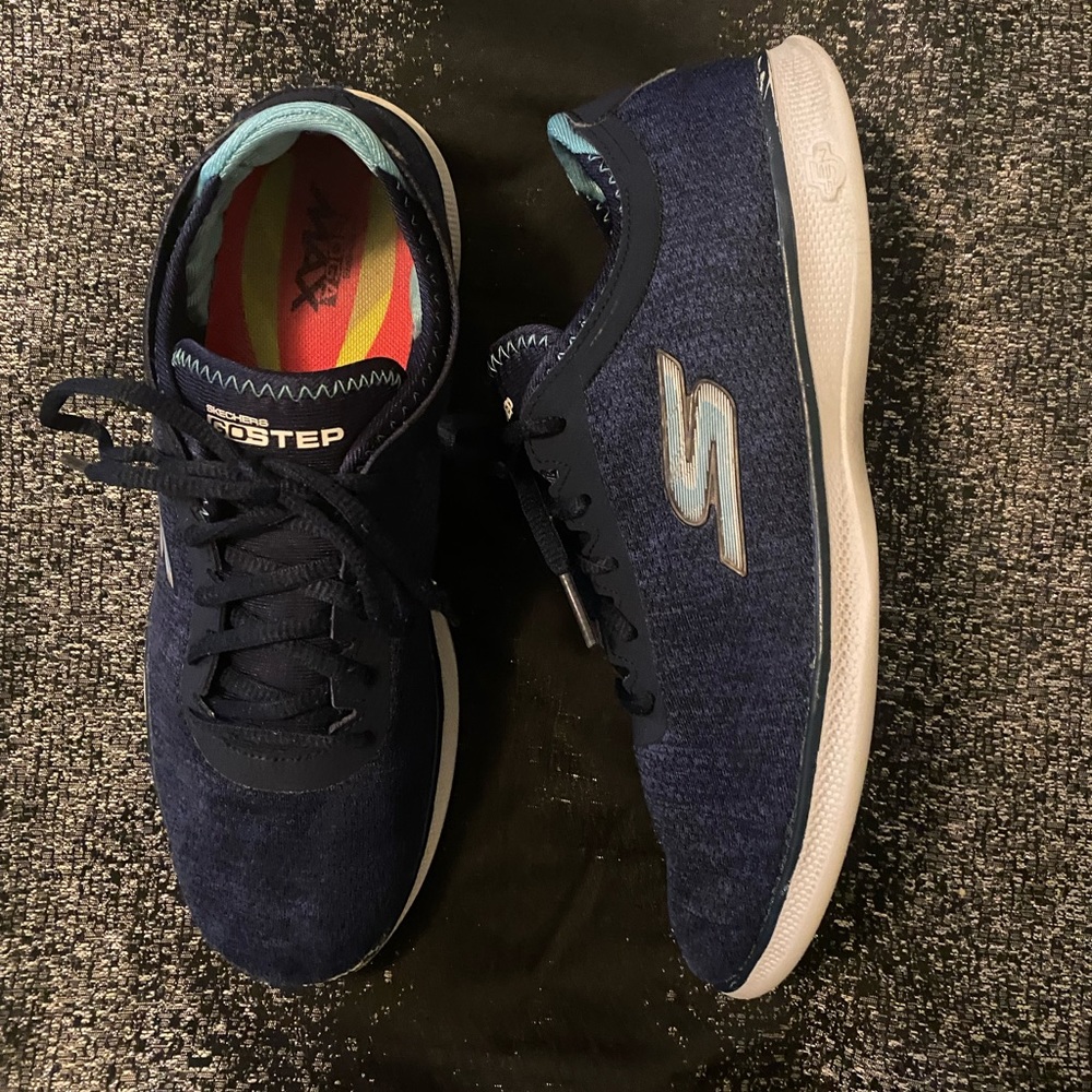 Women’s Skechers in size 9